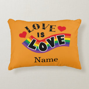 Liefde Is Liefde Regenbooglint Typografie met Hart Accent Kussen