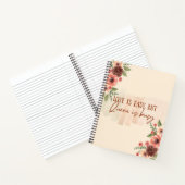 Liefde is makkelijk, maar koningin is druk Bloemig Notitieboek (Binnen)