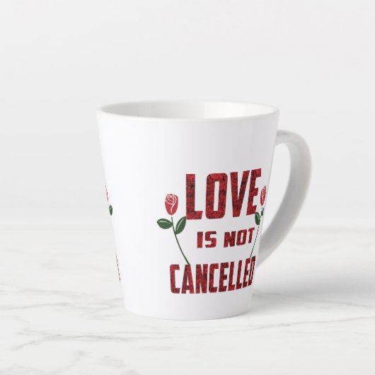 Liefde is niet geannuleerd latte mok (Rechterhoek)