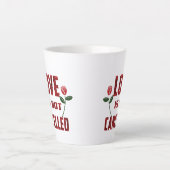 Liefde is niet geannuleerd latte mok (Voorkant)