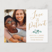 Liefde is Patient Gold Script Photo Save Our Date Aankondigingskaart (Voorkant)