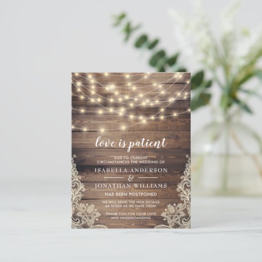 Liefde is Patiëntenhout, String Lights & Lace Wedd Uitnodiging Briefkaart (Staand voorkant)