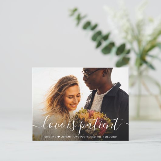 Liefde is patiëntenscript foto bruiloft uitgesteld aankondigingskaart (Staand voorkant)