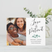 Liefde is patiëntfoto zwart script uitgesteld save the date (Staand voorkant)