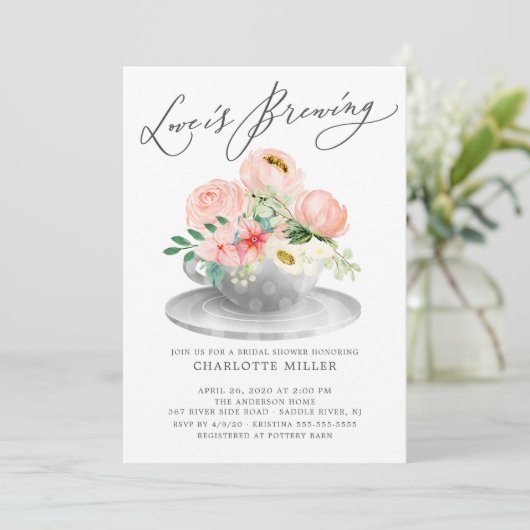 Liefde is roze Floral Bridal Tea Shower Invi Kaart (Staand voorkant)