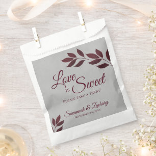 Liefde is Sweet Burgundy Leaves op Gray Wedding Bedankzakje
