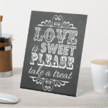 Liefde is Sweet Chalkboard bruiloft traktatie Reclamebord Met Voetstuk<br><div class="desc">Vier in stijl met dit stijlvolle en zeer trendy bruiloft traktatie teken. Dit ontwerp is voorzien van trendy typografische tekst op een hedendaagse kalkbordeffect achtergrond,  ideaal voor elk speciaal evenement zoals bruiloften,  vrijgezellenfeesten,  verlovingsfeesten,  enz.</div>