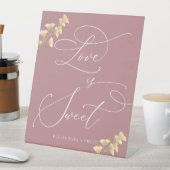 Liefde is Sweet Dusty Roos en Gold Minimalist Reclamebord Met Voetstuk (Insitu)