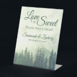 Liefde is Sweet Foggy Green Pines Rustic Wedding Reclamebord Met Voetstuk<br><div class="desc">Dit mooie voetstuk is perfect voor een tafel bij je trouwreceptie. In het luxe ontwerp in de openlucht bevindt zich een bergachtige zijde die bedekt is met groene evergroene of pijnse bomen en die in mist of nevel is gehuld. De elegante manuscripttekst leest "de Liefde is lief te nemen gelieve...</div>
