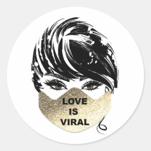 Liefde is viraal meisje coronavirus gouden mondkap ronde sticker