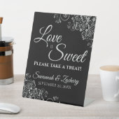 Liefde is Zoet Neem een traktatie Lacy Zilver & Zw Reclamebord Met Voetstuk (Insitu)