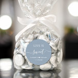 Liefde is zoet stoffig blauw bruiloft gunst ronde sticker<br><div class="desc">Chique stoffige blauwe sticker voor uw huwelijksreceptie gunsten met "Love Is Sweet" in eenvoudige moderne witte typografie en een elegant wit script met swashes,  uw voornamen samengevoegd door een hart en uw trouwdatum.</div>