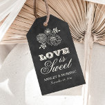 Liefde is Zoet  Zwart Chalkboard Bruiloft Cadeaulabel<br><div class="desc">Whimsical weddinggunst labels hebben "Love is Sweet" met geschetste bloemetjes en monogram van de bruid- en bruidegom namen / trouwdatum met een zacht wit krijt uiterlijk op een rustieke zwarte achtergrond met textuur look.</div>