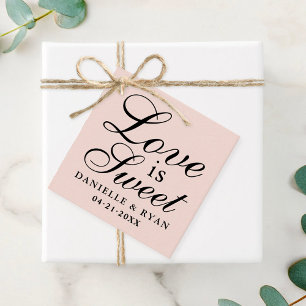 Liefde is Zoete Blos Roze Script Monogram Huwelijk Bedankjes Labels