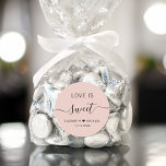 Liefde is zoete blush roze bruiloft gunst ronde sticker<br><div class="desc">Chique blush roze sticker voor uw bruiloft receptie dessert en snoep gunsten met "Love Is Sweet" in eenvoudige moderne typografie en een elegant kalligrafie script met swashes,  uw voornamen samengevoegd door een hart en uw bruiloft datum.</div>