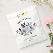 Liefde is zoete elegante paarse bloemige bruiloft bedankzakje (Gezegeld)