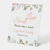 Liefde is zoete koraal perzik boho bloemen bruilof reclamebord met voetstuk (Voorkant)