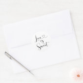Liefde is zoete moderne zwarte hartscript ronde sticker (Envelop)