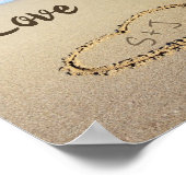 Liefde is zoete strandbruiloft initials in zand ha poster (Hoek)