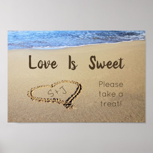 Liefde is zoete strandbruiloft initials in zand ha poster (Voorkant)