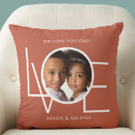 Liefde je vader Foto gepersonaliseerd Kussen<br><div class="desc">Deze We houden van je vader Foto Pillow is versierd met het woord LOVE in witte typografie op een roestterracotta achtergrond. Gemakkelijk aanpasbaar met uw foto en naam. Perfect als een Vaderdag-cadeau.</div>