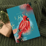 Liefde Joy & Peace Red Kardinaal Waterverf Blauwgr Feestdagenkaart<br><div class="desc">Onze kerstkaart voor de kardinale kerst belichaamt warmte, leven en energie geïnspireerd door natuur. De expressieve borstel en de penslagen worden gecombineerd samen met ons artistiek gestileerd rood kardinaal vogelkunstwerk. Evogen van het gevoel van liefde, vreugde en vrede. Verzadigde tinten van crimson reds, zwart, diep ebbeny zwart, saffierblauw en donkere...</div>