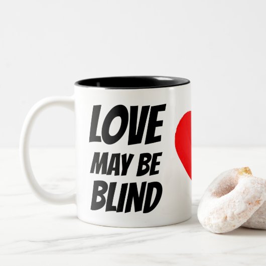 "Liefde kan blind zijn, huwelijk is een echte open Tweekleurige Koffiemok (Met donut)