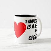 "Liefde kan blind zijn, huwelijk is een echte open Tweekleurige Koffiemok (Voorkant rechts)