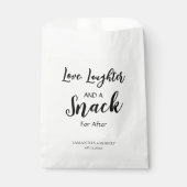 Liefde. Lachen en een snack Wedding Favor Bag Bedankzakje (Voorkant)