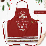 Liefde, Lauters en kerstkoekjes en stripes Schort<br><div class="desc">Aantrekkelijke rode feestdag schort met de leuke zin "U hebt alleen nog liefde, lachen en - jouw naam/familienaam/firmanaam/kerstkoekjes" in een combinatie van handgeschreven kalligrafie en bloktypografie. Onderkant met een patroon van feeststrepen in rood, goud en wit. Coördinatie van uitnodigingen voor koekjeswisselaars, koekjes voor het versieren van feestjes en cadeautjes voor...</div>