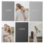 Liefde leeft hier | Drie foto familie cadeau Tegeltje<br><div class="desc">Presenteren van een hartverwarmend en gepersonaliseerd geschenk dat de essentie van het gezin viert, met een prachtig grijs lijst versierd met een ontroerend citaat van "Love Lives Here" en drie gekoesterde foto's. Elke keer als de ontvanger een glimp opvangt van dit opmerkelijke geschenk, zal hun hart gevuld zijn met dierbare...</div>
