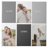 Liefde leeft hier | Drie foto familie cadeau Tegeltje (Voorkant)
