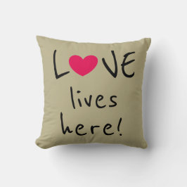 Liefde leeft hier in Cute Quote Kussen