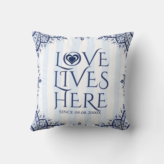 Liefde leeft hier in een marineblauw Lijst en hart Kussen (Achterkant)