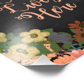 Liefde leeft hier koraalbloemen op zwart bord foto afdruk (Hoek)