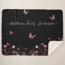 Liefde leeft hier Vloeiend veld met vlinders