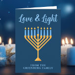 Liefde & Licht Custom Blauw Goud Chanoeka Menorah Feestdagen Kaart<br><div class="desc">Schattigee aangepaste Liefde en Licht Chanoeka gevouwen kaart voor een joodse familie of een Chanoeka feest met een synagoge. Personaliseer met je eigen achternaam of groepsinformatie in het blauw onder de  gouden menora.</div>