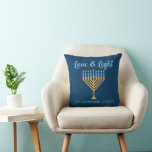 Liefde & Licht Custom Blauw Goud Chanoeka Menorah Kussen<br><div class="desc">Schattige aanpasbaar Liefde en Licht Chanoeka gooi kussen voor een joods gezin. Personaliseer dit  interieur met je eigen achternaam of groepsinformatie in het blauw onder de  gouden menora.</div>