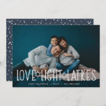 Liefde, licht en latkes | Hanukkah-foto Feestdagenkaart<br><div class="desc">De stomme en lichtthearde Hanukkah-fotokaart is voorzien van je favoriete horizontale of landschapsgeoriënteerde foto met "liefde,  licht,  latkes" in witte letters voorzien van sterren van David. Personaliseer uw Hanukkah-groet,  namen en het jaar eronder. Kaarten keren terug naar een patroon van sneeuw en sterren.</div>