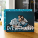 Liefde, licht en latkes | Hanukkah-foto Feestdagenkaart<br><div class="desc">De stomme en lichtthearde Hanukkah-fotokaart is voorzien van je favoriete horizontale of landschapsgeoriënteerde foto met "liefde,  licht,  latkes" in witte letters voorzien van sterren van David. Personaliseer uw Hanukkah-groet,  namen en het jaar eronder. Kaarten keren terug naar een patroon van sneeuw en sterren.</div>