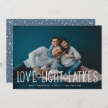 Liefde, licht en latkes | Hanukkah-foto Feestdagenkaart<br><div class="desc">De stomme en lichtthearde Hanukkah-fotokaart is voorzien van je favoriete horizontale of landschapsgeoriënteerde foto met "liefde,  licht,  latkes" in witte letters voorzien van sterren van David. Personaliseer uw Hanukkah-groet,  namen en het jaar eronder. Kaarten keren terug naar een patroon van sneeuw en sterren.</div>