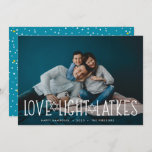 Liefde, licht en latkes | Hanukkah-foto Feestdagenkaart<br><div class="desc">De stomme en lichtthearde Hanukkah-fotokaart is voorzien van je favoriete horizontale of landschapsgeoriënteerde foto met "liefde,  licht,  latkes" in witte letters voorzien van sterren van David. Personaliseer uw Hanukkah-groet,  namen en het jaar eronder. Kaarten keren terug naar een patroon van sneeuw en sterren.</div>