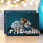 Liefde, licht en latkes | Hanukkah-fotokaart Feestdagenkaart<br><div class="desc">De stomme en lichtthearde Hanukkah-fotokaart is voorzien van je favoriete horizontale of landschapsgeoriënteerde foto met "liefde,  licht,  latkes" in witte letters voorzien van sterren van David. Personaliseer uw Hanukkah-groet,  namen en het jaar eronder. Kaarten keren terug naar een patroon van sneeuw en sterren op donkerblauw.</div>