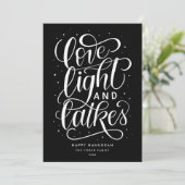 Liefde Licht en Latkes op Black Hanukkah Feestdagenkaart (Staand voorkant)