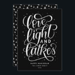 Liefde Licht en Latkes op Black Hanukkah Feestdagenkaart<br><div class="desc">Deze feestelijke platte Hanukkah-kaart is voorzien van een zwart-wit kleurenschema,  samen met de handgeschreven uitdrukking "liefdeslicht en sluitingen" in script. De rug van de kaart heeft een coördinerend patroon maar kan ook worden gebruikt om een foto of een persoonlijk bericht toe te voegen.</div>