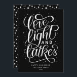 Liefde Licht en Latkes op Black Hanukkah Feestdagenkaart<br><div class="desc">Deze feestelijke platte Hanukkah-kaart is voorzien van een zwart-wit kleurenschema,  samen met de handgeschreven uitdrukking "liefdeslicht en sluitingen" in script. De rug van de kaart heeft een coördinerend patroon maar kan ook worden gebruikt om een foto of een persoonlijk bericht toe te voegen.</div>