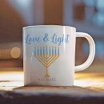 Liefde & Licht Gepersonaliseerde Chanoeka Menorah  Koffiemok<br><div class="desc">Schattigee aanpasbare Liefde en Lichte Chanoeka mok voor een Joods familie ontbijt of een Chanoeka feest met een synagoge. Personaliseer dit  geschenk met je eigen achternaam of groepsinformatie in het blauw onder de  gouden menora.</div>