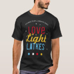 Liefde Licht Latkes Chanoeka Grappig Quote ZWART T-shirt<br><div class="desc">Het houden van een ZOOM Chanoeka / Chanoeka feest dit jaar? Zet iedereen in de Holiday spirit met bijpassende t-shirts! Dit Love Light Latkes Black Chanoeka Funny Quote T-shirt zal je familie persoonlijk opfleuren en vooral als het online is! Bestel er één voor elke deelnemer. Dit kleurrijke, humoristische gezegde valt...</div>