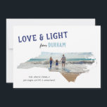 Liefde & Licht van North Carolina Hanukkah Foto Feestdagenkaart<br><div class="desc">Je bent er trots op uit North Carolina te zijn, een lichtzinnige staatstrots uit te zenden dit vakantieseizoen met deze foto van de Hanukkah-vakantiekaart met getextureerd type in indigo en lichtblauw en geaccentueerd met sneeuwvlokken. Pas je eigen boodschap aan met je eigen cheer, locatie, het jaar, je familienaam tekst en...</div>