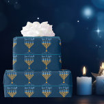 Liefde & Lichtblauw Goud Menorah Chanoeka Party Cadeaupapier<br><div class="desc">Schattige aangepaste Liefde en Licht Chanoeka inpakpapier voor een joodse familie met een Chanoeka feest met een synagoge. Personaliseer met je eigen achternaam of groepsinformatie in het blauw onder de  blauwe en gouden menora.</div>